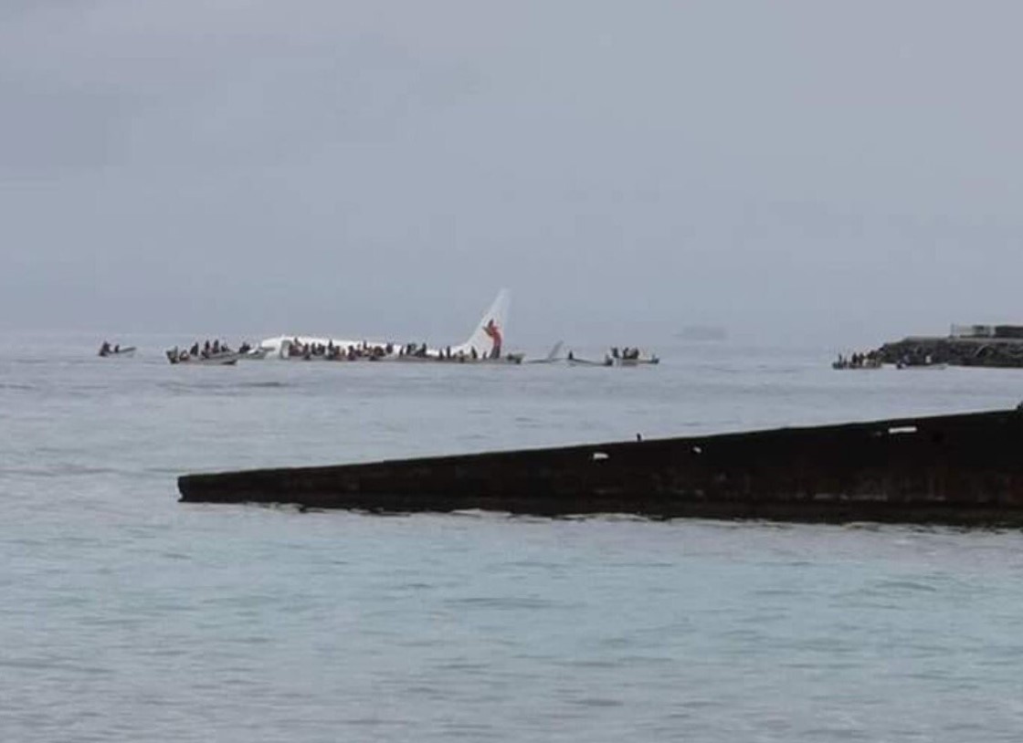 В Микронезии пассажирский самолет совершил посадку в море